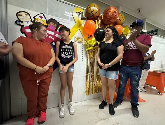 JOVENCITA BASQUETBOLISTA VENCE CÁNCER Y TOCA “CAMPANA DE LA VICTORIA” EN IMSS CHIHUAHUA