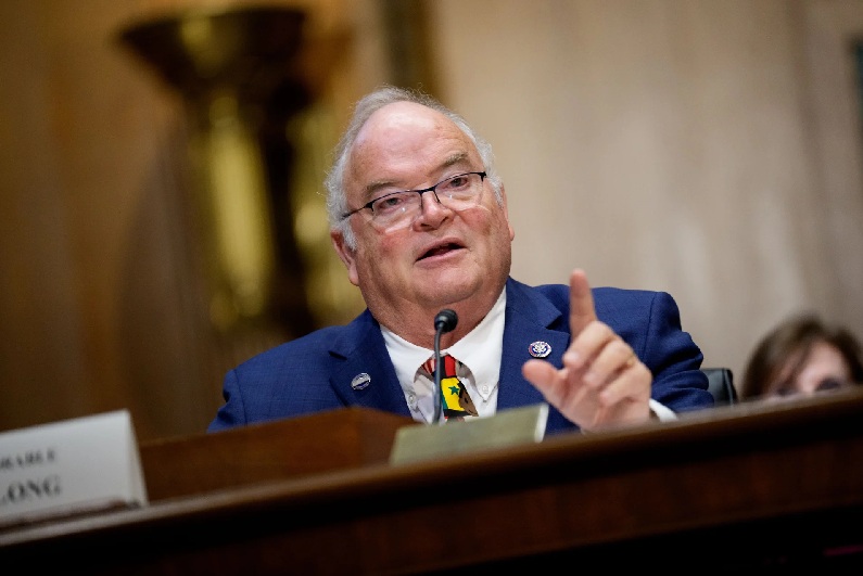 EL JEFE DEL SERVICIO INTERNO DE IMPUESTOS (IRS), BILLY LONG, FUE CESADO POR TRUMP POR UN DESENCUENTRO CON EL DHS