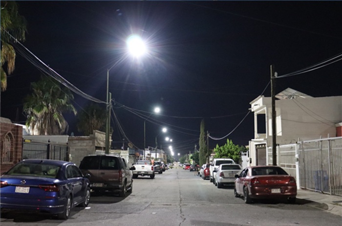CONTINÚA MUNICIPIO INSTALANDO NUEVAS LÁMPARAS LED, AHORA TOCÓ EL TURNO EN LA COLONIA LOS OLIVOS