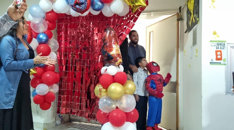 VENCE CÁNCER NIÑO DE 5 AÑOS Y TOCA CAMPANA EN IMSS CHIHUAHUA