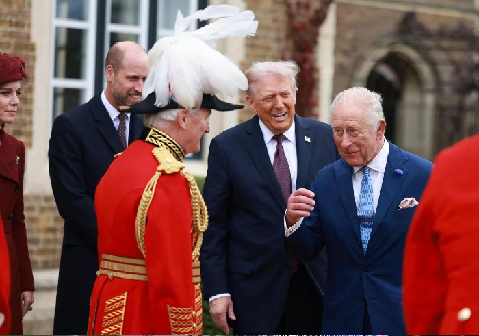 REY CARLOS III RECIBE A TRUMP POR VISITA DE ESTADO