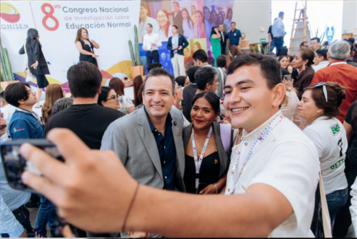 RECIBE ALCALDE BONILLA A MAESTROS Y ESTUDIANTES DE ESCUELAS NORMALES DEL PAÍS