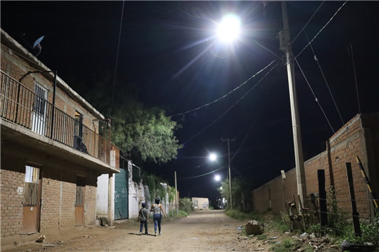 CONTINÚA MUNICIPIO INSTALANDO NUEVAS LÁMPARAS LED EN COLONIAS DEL SUR