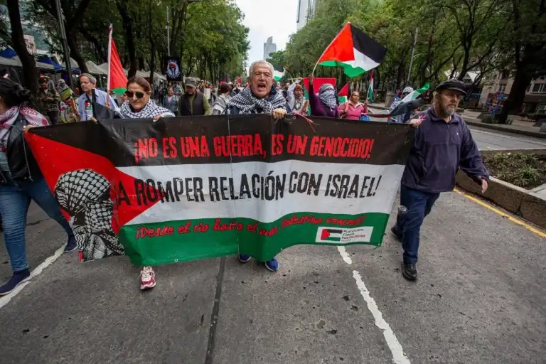 CIENTOS DE MANIFESTANTES PROTESTARON EN CDMX EXIGIENDO ROMPER LAZOS CON ISRAEL POR CONFLICTO CON GAZA