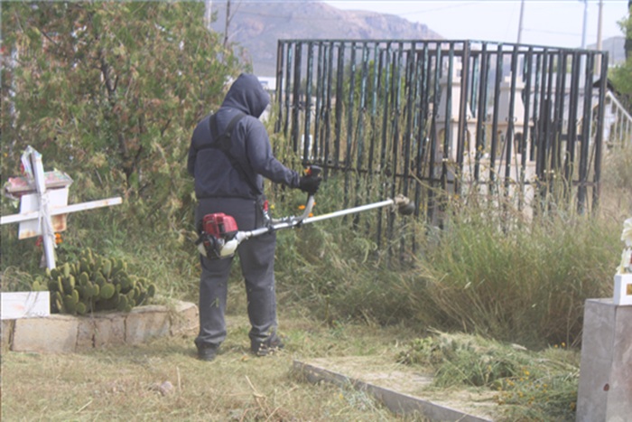TRABAJA MUNICIPIO EN LIMPIEZA DE PANTEONES PREVIO AL DÍA DE MUERTOS