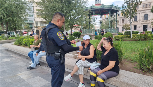 POLICÍAS MUNICIPALES Y BOMBEROS PROMUEVEN LA SALUD MENTAL EN EL CENTRO DE LA CIUDAD