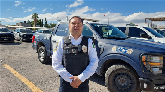 AGENTE DE LA POLICÍA MUNICIPAL COMPLEMENTA SU TRABAJO AYUDANDO A LOS MÁS NECESITADOS