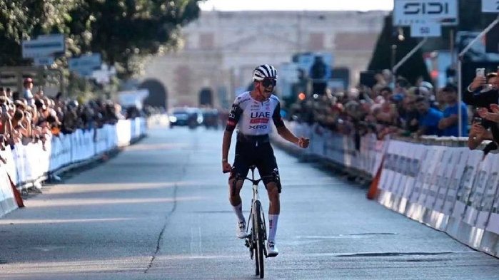 ISAAC DEL TORO OBTUVO SU TRIUNFO NÚMERO 16 DE LA TEMPORADA AL CONSEGUIR LA VICTORIA EN EL GIRO DEL VENETO 2025, REALIZADO EN ITALIA