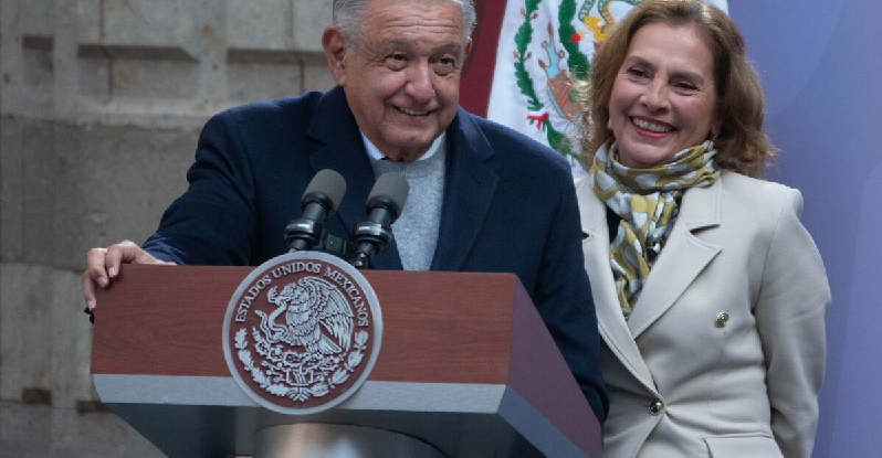 AMLO DESTACÓ DURANTE UNA PRESENTACIÓN DE SU ESPOSA BEATRIZ GUTIÉRREZ EN LA FIL ZÓCALO