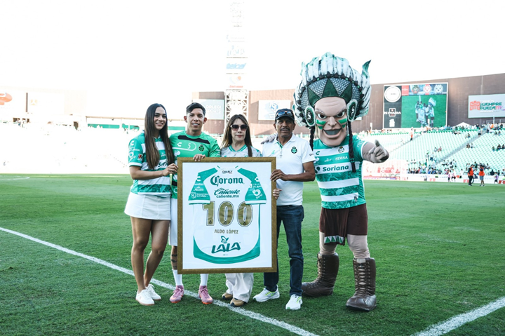 RECONOCEN AL CHIHUAHUENSE ALDO LÓPEZ VARGAS POR SUS PRIMEROS 100 PARTIDOS EN LA LIGA MX CON SANTOS LAGUNA