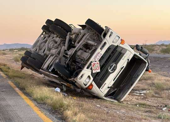 VUELCA PIPA DE CARVEL CON DIÉSEL EN LA CARRETERA A JUÁREZ