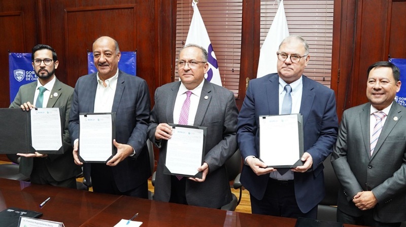 FIRMAN CONVENIO SFP Y UACH PARA OTORGAR 120 BECAS A TRABAJADORES DE GOBIERNO DEL ESTADO