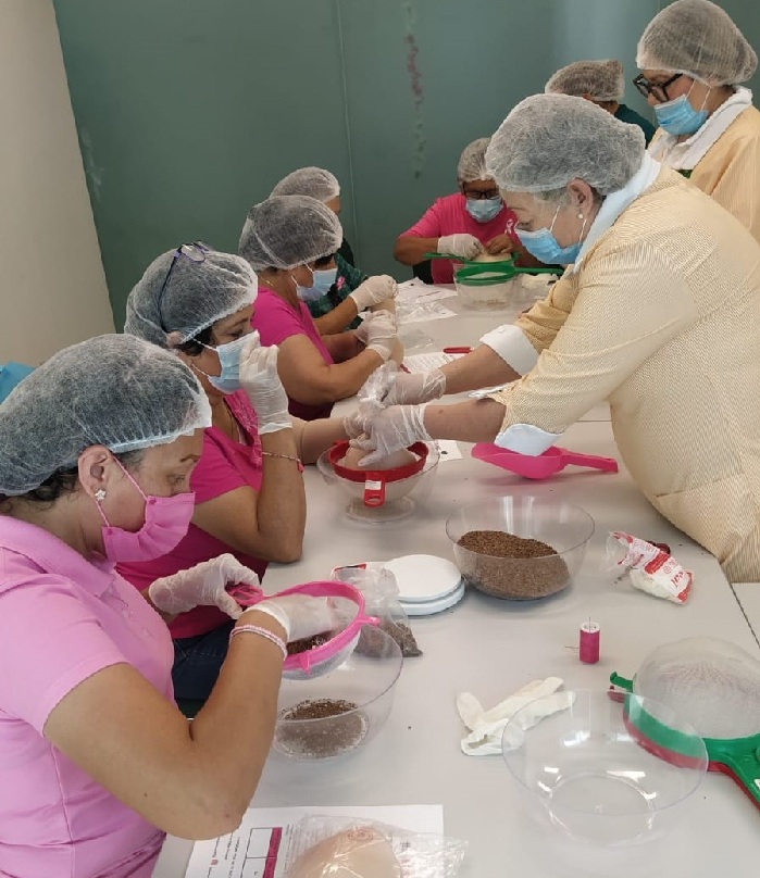 PERSONAS VOLUNTARIAS DEL IMSS DIFUNDEN BONDADES DE LAS PRÓTESIS DE MAMA ARTESANALES