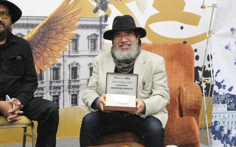 PREMIAN A JUAN DOMINGO ARGÜELLES CON LA MEDALLA WIKÁARAME COMO RECONOCIMIENTO AL MÉRITO POÉTICO
