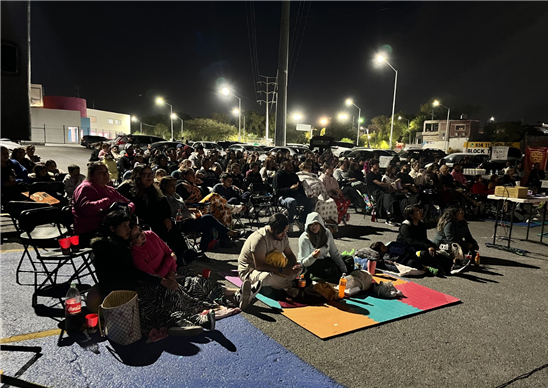 FAMILIAS CHIHUAHUENSES DISFRUTARON UNA NOCHE DE CINE Y TRADICIÓN CON LA PELÍCULA COCO