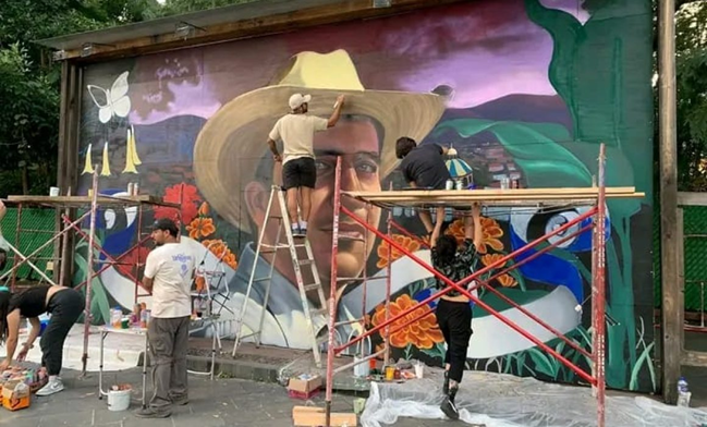 LA IMAGEN DE CARLOS MANZO QUEDÓ INMORTALIZADA EN UN MURAL EN URUAPAN