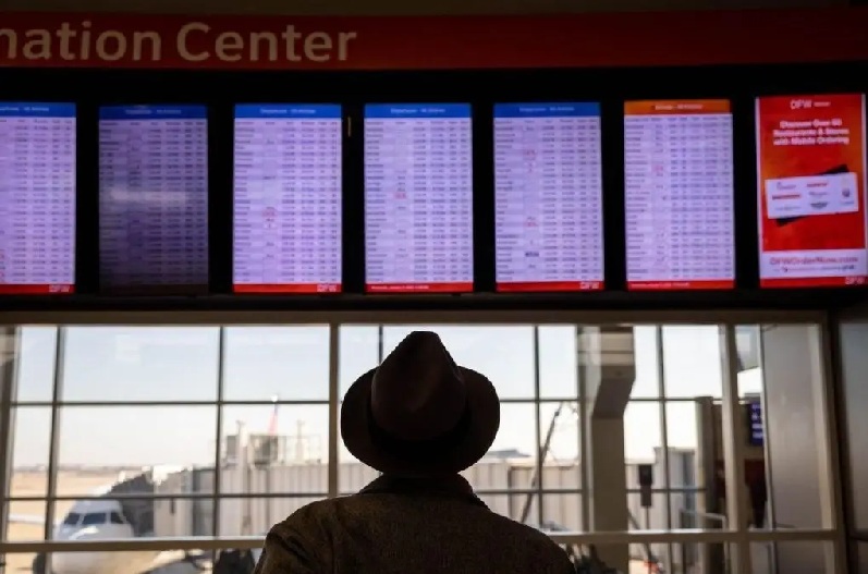 PERSISTEN EN EE. UU. LAS DEMORAS Y CANCELACIONES DE VUELOS ANTE LA FALTA DE PERSONAL Y EL POSIBLE RECORTE DEL 10 % EN 40 AEROPUERTOS POR EL CIERRE DE GOBIERNO