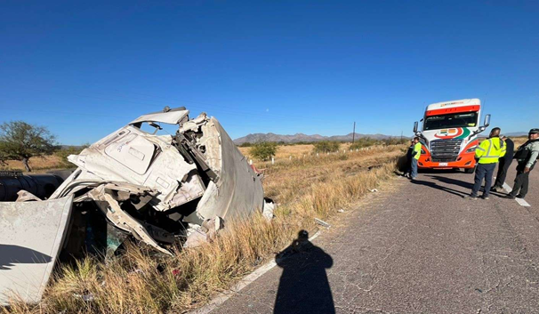 VUELCA TRÁILER Y QUEDA CONDUCTOR ATRAPADO EN LA VÍA CORTA A PARRAL