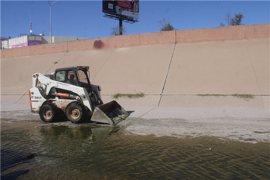 GOBIERNO MUNICIPAL REALIZA ACCIONES DE LIMPIEZA EN CANAL CHUVISCAR