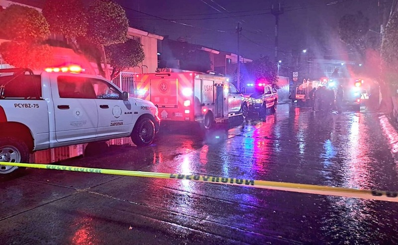 FUEGO CONSUME CASA EN ZAPOPAN; HAY UN ADULTO MAYOR HERIDO