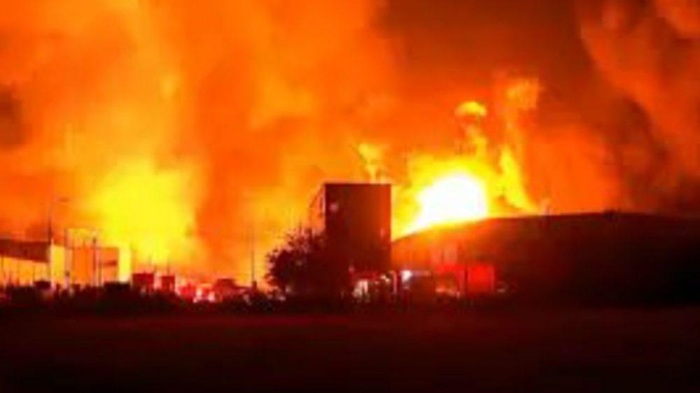 EXPLOSIÓN  GENERA FUERTE INCENDIO EN EZEIZA, ARGENTINA