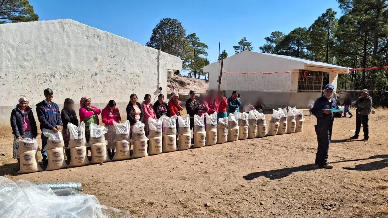 LLEVA GOBIERNO DEL ESTADO APOYO ALIMENTARIO Y HERRAMIENTA AGRÍCOLA A COMUNIDADES DE GUACHOCHI