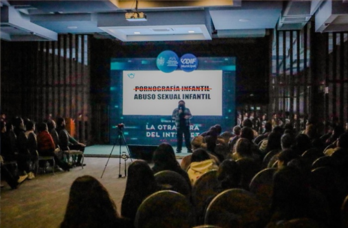 LLEVA DIF MUNICIPAL CONFERENCIA A PADRES DE FAMILIA PARA ENFRENTAR LOS RIESGOS DIGITALES EN LA NIÑEZ