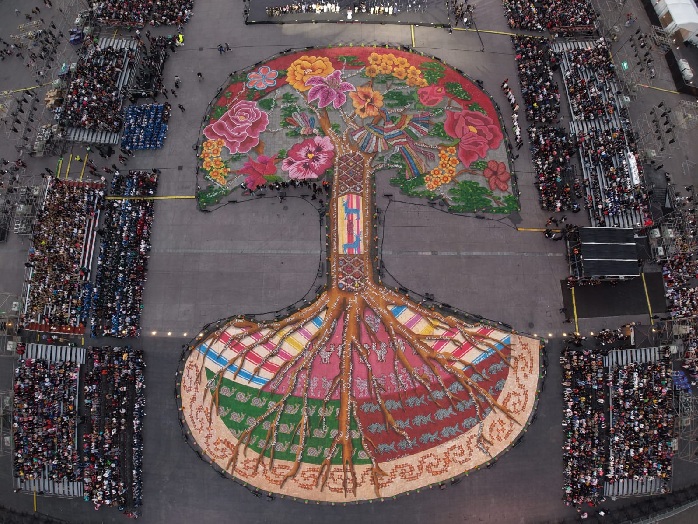 EL ZÓCALO SE CONVIERTE EN UN GRAN CUICALLI, EN EL QUE NIÑAS Y NIÑOS CELEBRAN LAS LENGUAS ORIGINARIAS