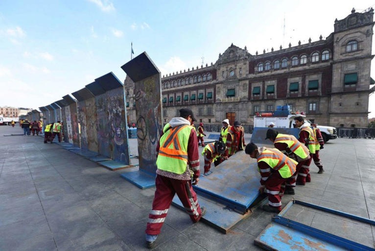 PALACIO NACIONAL BLINDADO CON VALLAS PREVIO A LA MARCHA 25N