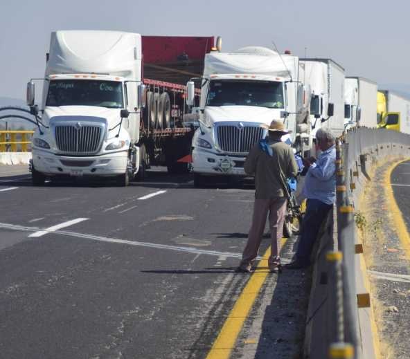 CONTINÚAN BLOQUEOS CARRETEROS Y DE ADUANAS