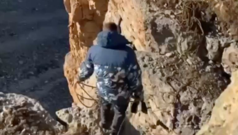 ALPINISTA CAE AL VACÍO AL QUERER SORPRENDER A SU NOVIA, ASÍ REACCIONÓ ELLA AL VERLO DESPEÑARSE