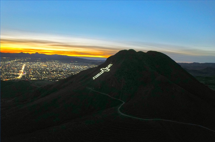 ENCIENDE MUNICIPIO CRUZ ECUMÉNICA DEL CERRO GRANDE POR TEMPORADA NAVIDEÑA