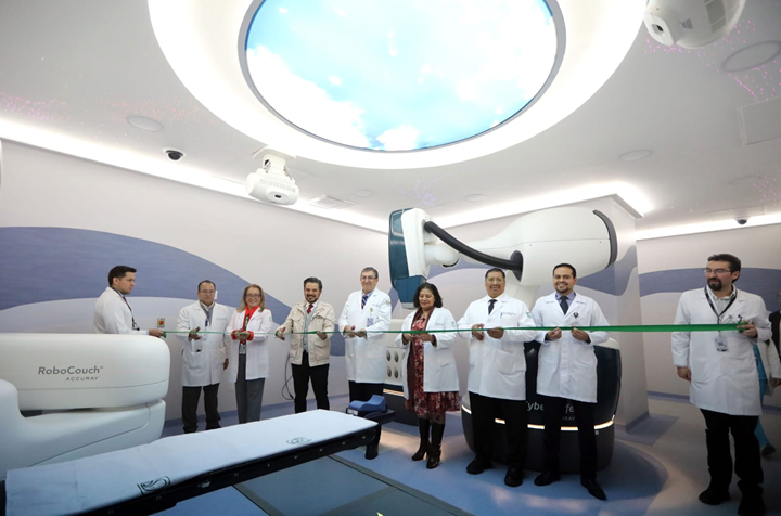 ZOÉ ROBLEDO INAUGURA TECNOLOGÍA CYBERKNIFE DEL IMSS PARA TRATAMIENTO DEL CÁNCER, ÚNICA EN SU TIPO EN EL PAÍS