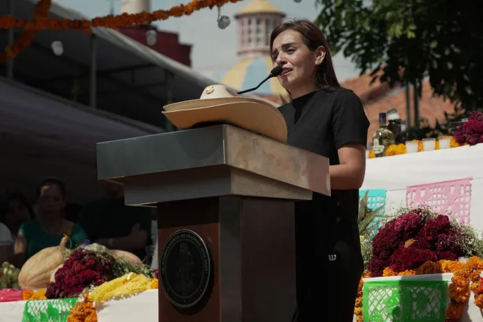 GRECIA QUIROZ, ALCALDESA DE URUAPAN, MICHOACÁN, VISITÓ EL SITIO DONDE FUE ASESINADO SU ESPOSO CARLOS MANZO.