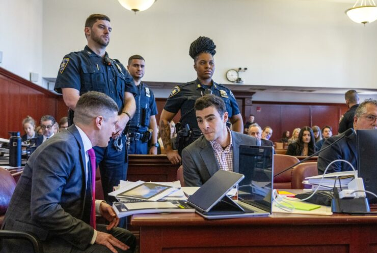 LUIGI MANGIONE ASISTIÓ A UNA AUDIENCIA EN DONDE SU DEFENSA PIDIÓ EXCLUIR SU DIARIO Y OTRAS PRUEBAS SOBRE SU ACUSACIÓN