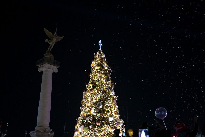 INICIA LA FIESTA NAVIDEÑA: SE LLENA DE LUZ LA PLAZA DEL ÁNGEL 