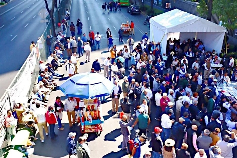 MANIFESTACIÓN DE TRABAJADORES DE PEMEX SOLICITAN AUMENTO SALARIAL