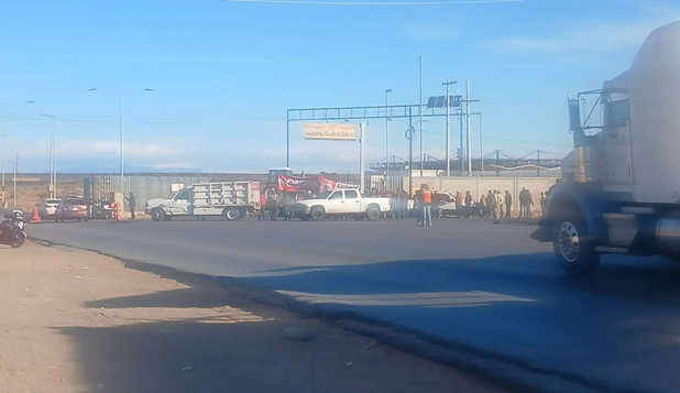SIGUEN BLOQUEOS EN PUENTES FRONTERIZOS, CASETA Y VÍA DEL TREN EN SAUCILLO
