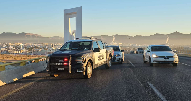 RESCATAN A MUJER QUE INTENTABA TIRARSE DE PUENTE EN LA HOMERO