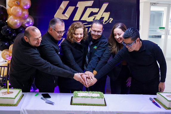 CONDECORA UTCH SUR A PERSONAL CON 5 Y 10 AÑOS DE SERVICIO