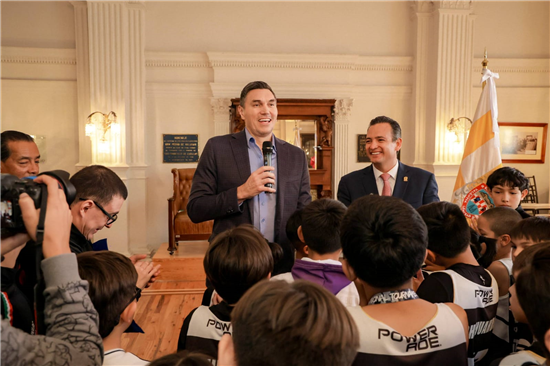 RECONOCE MARCO BONILLA A JÓVENES DEPORTISTAS; LOS SORPRENDE CON VISITA DE EDUARDO NÁJERA