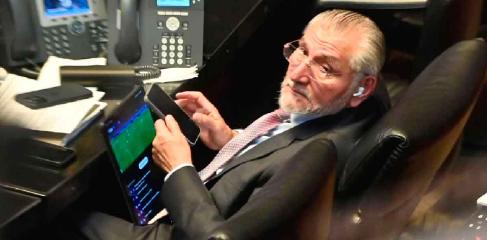 EL COORDINADOR DE MORENA EN SENADO, ADÁN AUGUSTO LÓPEZ, GASTÓ MILLONADA EN 17 MIL EJEMPLARES DEL LIBRO 'GRANDEZA',