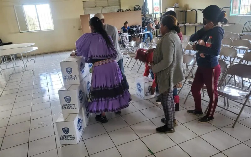 LLEVA SPYCI DESPENSAS Y OBSEQUIOS A FAMILIAS INDÍGENAS DE ASENTAMIENTOS EN PARRAL