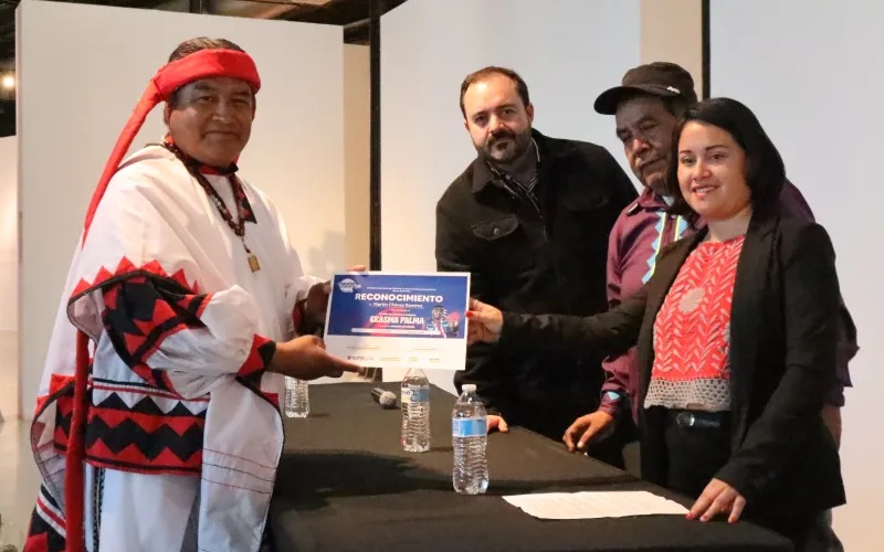 CONDECORAN A ANE LÓPEZ OLIVAS Y MARTÍN CHAVEZ RAMÍREZ CON EL PREMIO DE LITERATURA INDÍGENA “ERASMO PALMA” 2025