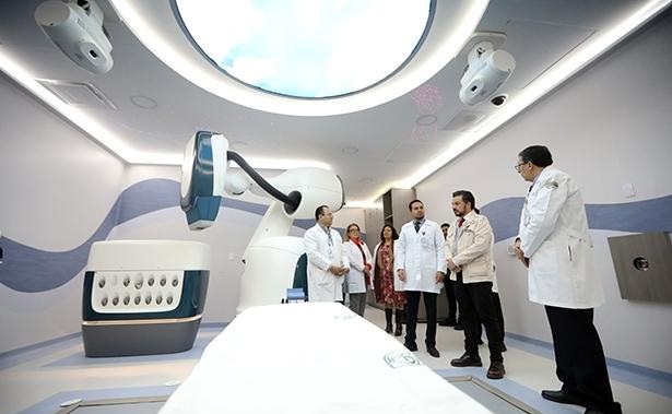 ZOÉ ROBLEDO INAUGURA TECNOLOGÍA CYBERKNIFE DEL IMSS PARA TRATAMIENTO DEL CÁNCER, ÚNICA EN SU TIPO EN EL PAÍS