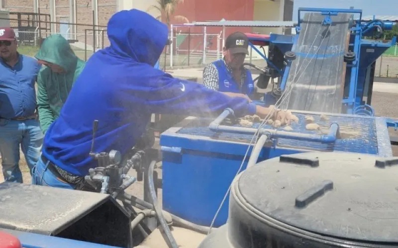 FORTALECE COESVI LA AUTOCONSTRUCCIÓN DE VIVIENDAS CON LA ENTREGA DE MÁQUINAS ADOBERAS EN COMODATO