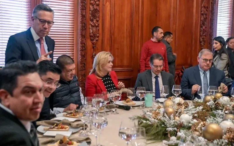 MARU CAMPOS ENCABEZÓ BRINDIS NAVIDEÑO CON MIEMBROS DE SU GABINETE