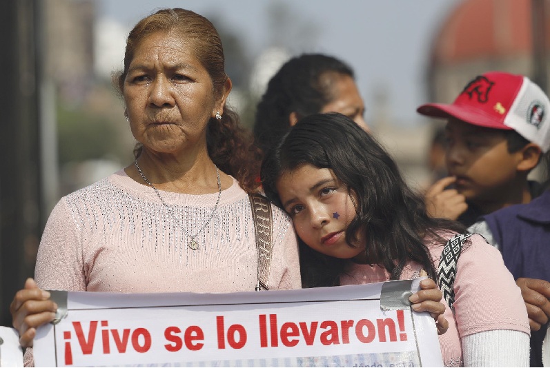 FAMILIARES DE LOS 43 DESAPARECIDOS DE AYOTZINAPA PEREGRINARON A LA BASÍLICA DE GUADALUPE PARA REITERAR SU DEMANDA DE VERDAD Y JUSTICIA