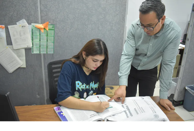 JOVEN MIGRANTE COLOMBIANA TERMINA SU PRIMARIA Y SECUNDARIA EN EL ICHEA DE CIUDAD JUÁREZ