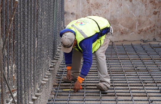 MUNICIPIO REFUERZA PUENTE DE SIERRA AZUL PARA GARANTIZAR UN TRÁNSITO MÁS SEGURO
